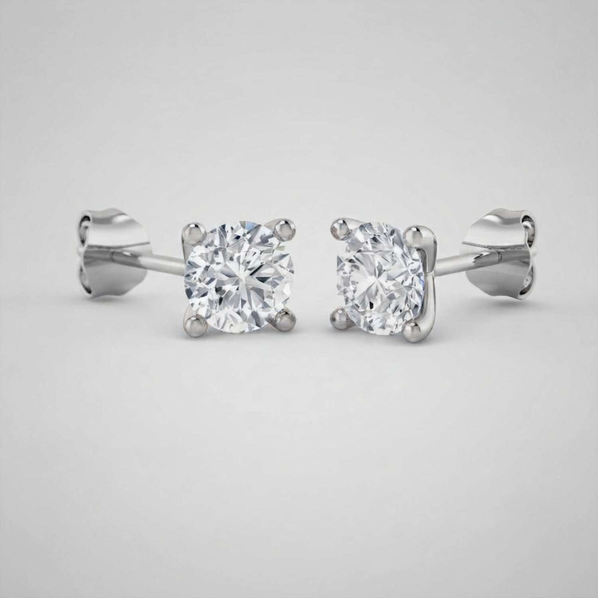 Stud Earrings with Round Brilliant Cut Diamonds - DE/VVS - Gold & in 10K/14K gold and platinum with certified lab-grown or natural diamonds