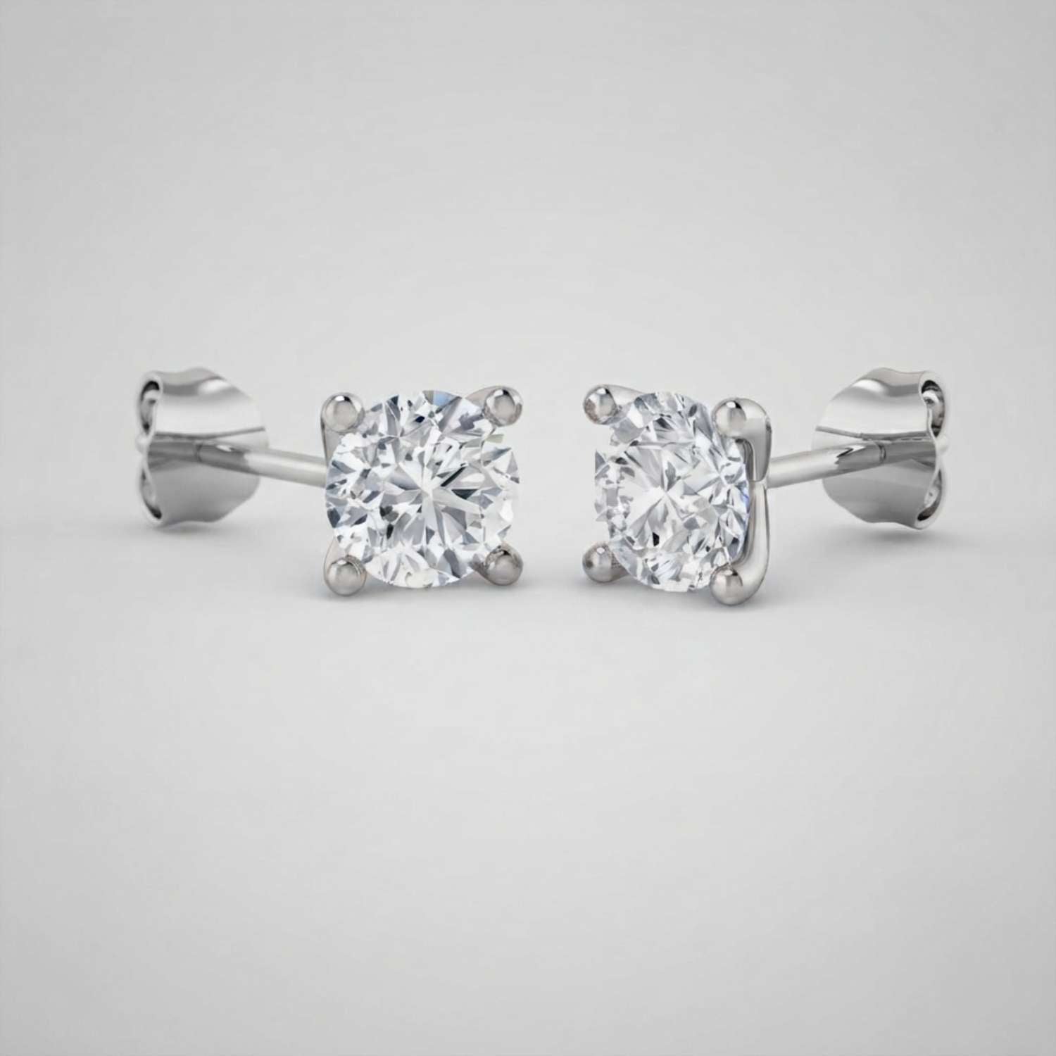 Stud Earrings with Round Brilliant Cut Diamonds - DE/VVS - Gold & in 10K/14K gold and platinum with certified lab-grown or natural diamonds